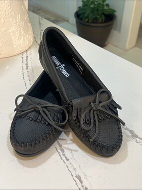 Minnetonka Black Leather Fringe Moccasins size 7 (run like 7.5)